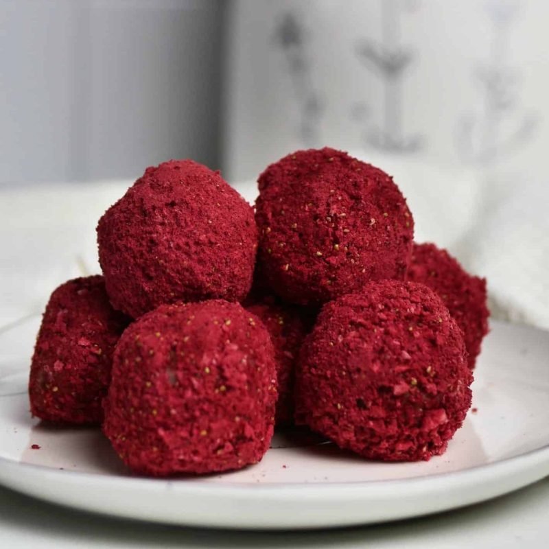 Strawberry Cashew Balls - MioMat