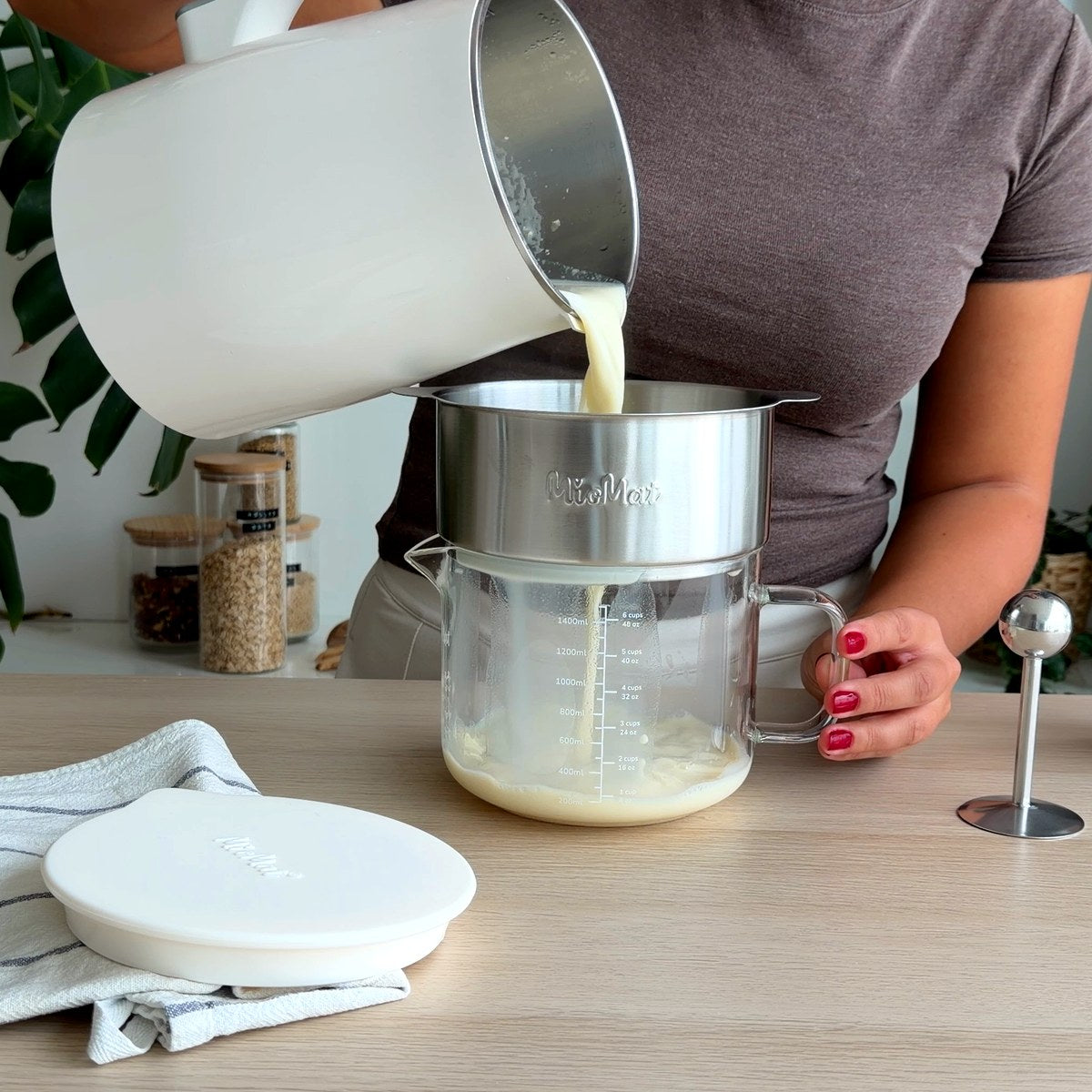 Milk poured from the MioMat straight into the StrainMate